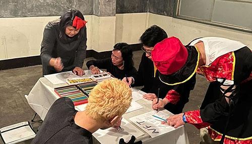 プロジェクト参加者が言葉やアートを描いている様子