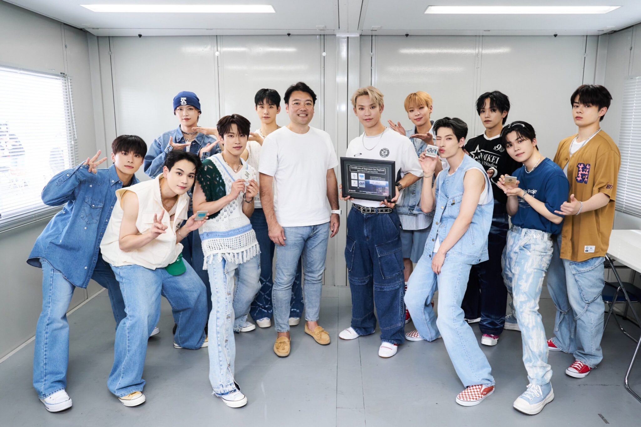 Plates Back Home in the Hands of JO1 After Space Journey!~JO1 Space Journey~ “KIZUNA” jacket design and JAM logo safely returned to Earth after an about 3-month-long grand adventure in space