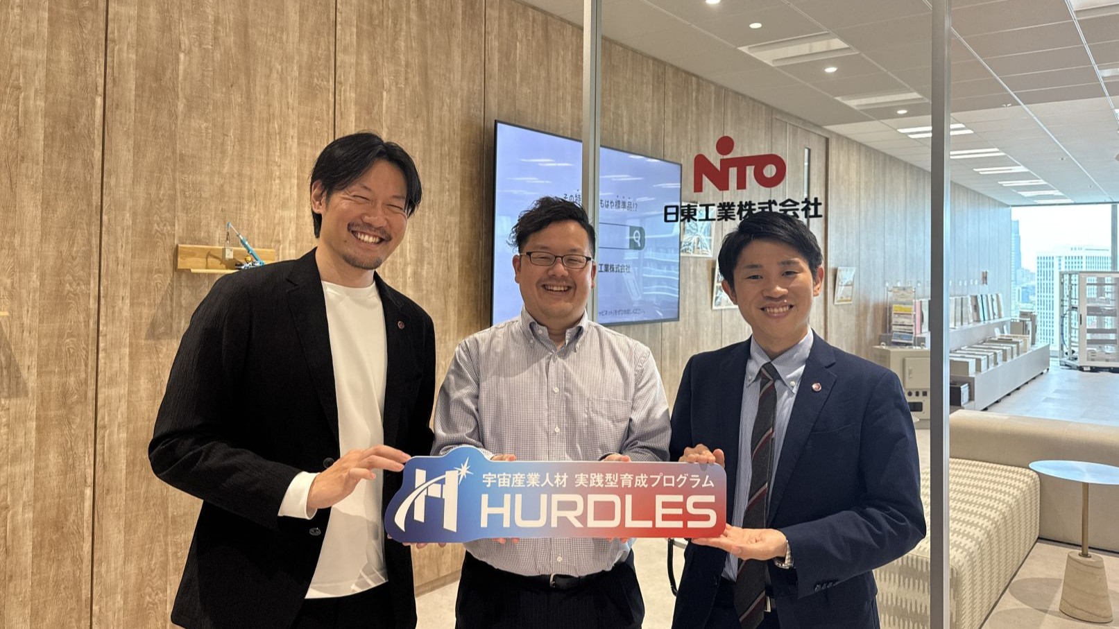 金筒 さん（中央）と
Space BDのHURDLESを推進する教育事業ユニットの平野（左）＆笠原（右）
