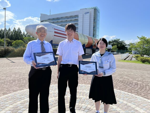 人工衛星「YODAKA」をJAXAへ引き渡した様子
（左：SPACE VALUE代表 安藤様、右：花巻北高校生徒）