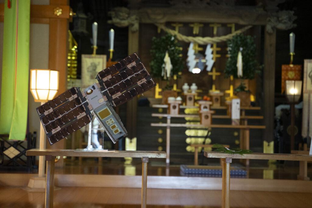 人工衛星「YODAKA」の模型（打上げ成功祈願の様子）