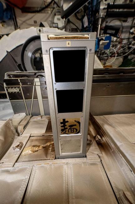 宇宙空間からISS（国際宇宙ステーション）船内に取り入れられた様子（提供＝JAXA/NASA）