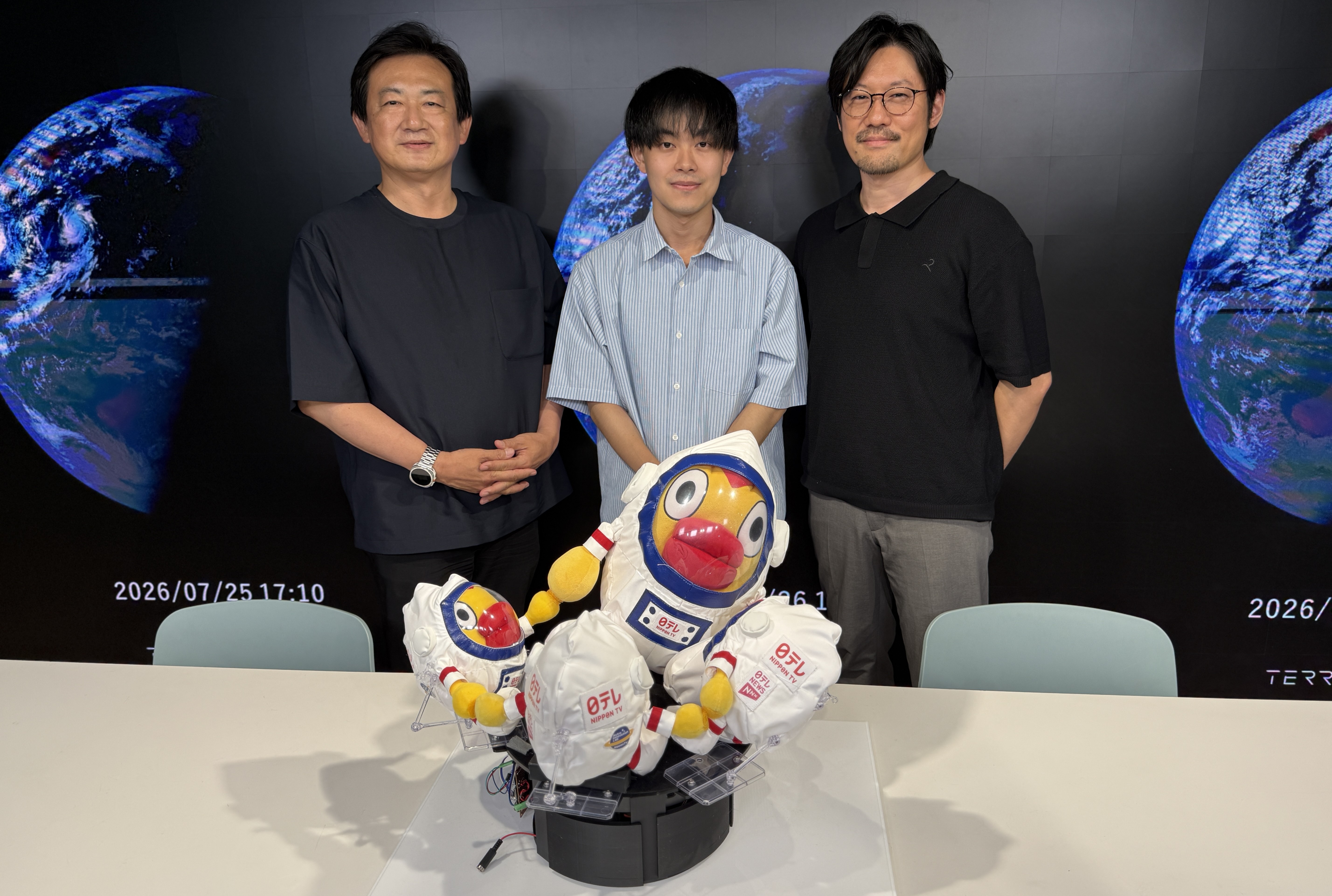 事例インタビューにご協力いただいた日本テレビ小林さん（左）、鹿島さん（中央）とSpace BDでHURDLESを推進する教育事業ユニット長の平野（右）